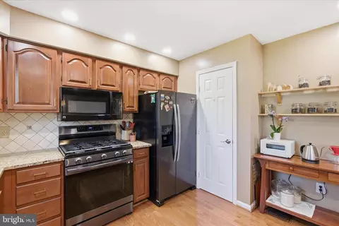 Kitchen - 21134 Dray Ter, Ashburn, VA 20147 photo 3 of 4