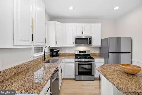 Kitchen - 20392 Farmgate Ter, Ashburn, VA 20147 photo 4 of 4