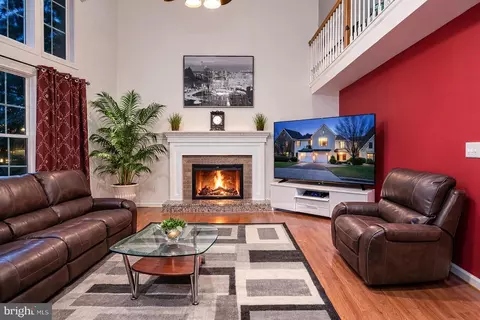 Living - 25957 Donovan Dr, Chantilly, VA 20152 photo 1 of 4