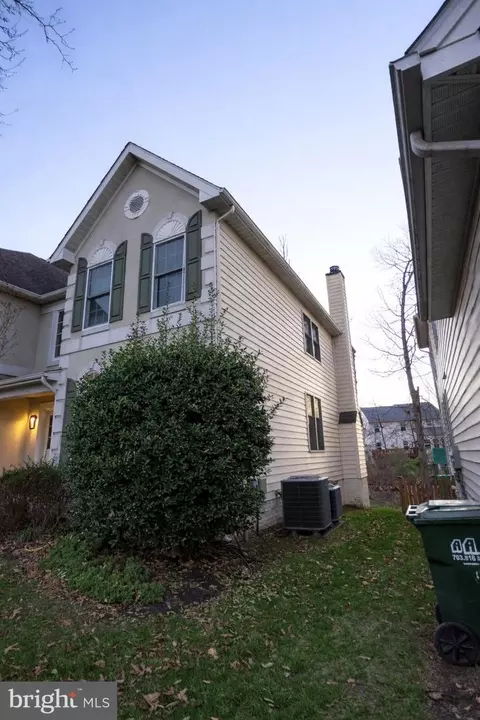 Exterior - 25957 Donovan Dr, Chantilly, VA 20152 photo 4 of 7