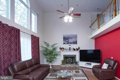 Living - 25957 Donovan Dr, Chantilly, VA 20152 photo 2 of 4