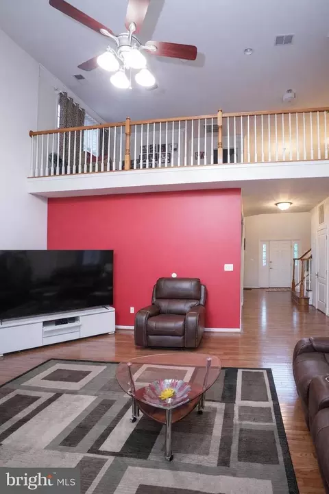 Living - 25957 Donovan Dr, Chantilly, VA 20152 photo 3 of 4