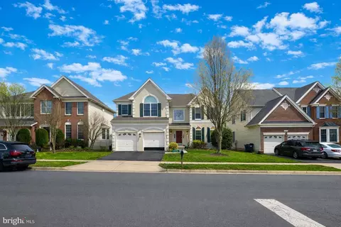 Exterior - 25957 Donovan Dr, Chantilly, VA 20152 photo 2 of 7