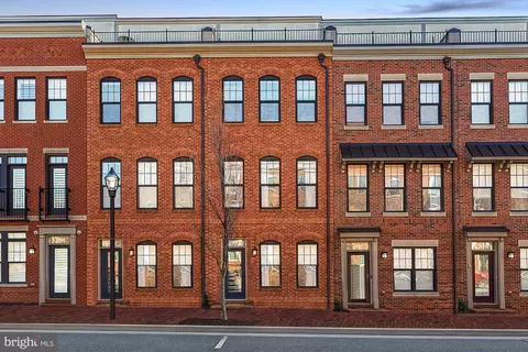 261 Crescent Station Ter SE, Leesburg, VA 20175