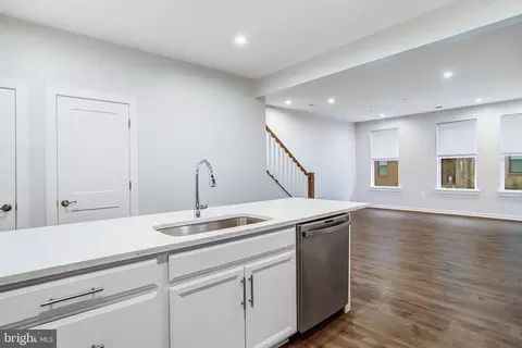 Entry Way - 44499 Wolfhound Sq, Ashburn, VA 20147 photo 4 of 9