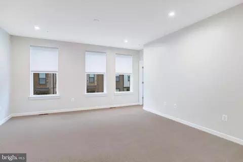 Living - 44499 Wolfhound Sq, Ashburn, VA 20147 photo 4 of 4