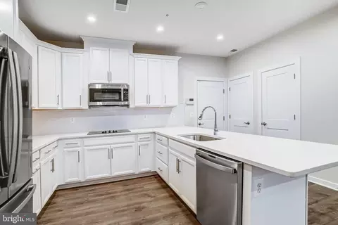 Kitchen - 44499 Wolfhound Sq, Ashburn, VA 20147 photo 2 of 2