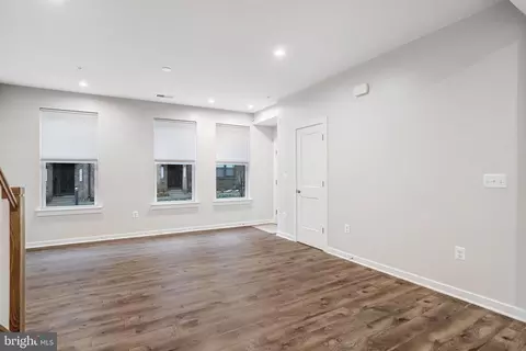 Living - 44499 Wolfhound Sq, Ashburn, VA 20147 photo 2 of 4