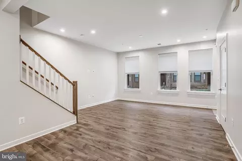Living - 44499 Wolfhound Sq, Ashburn, VA 20147 photo 1 of 4