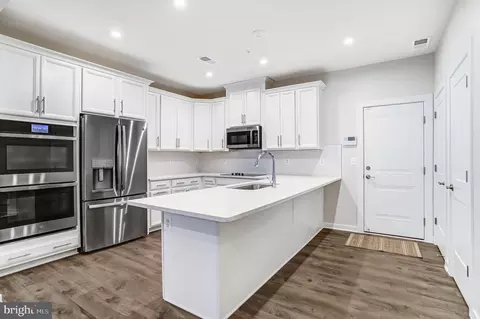Kitchen - 44499 Wolfhound Sq, Ashburn, VA 20147 photo 1 of 2