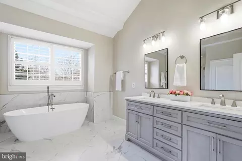 Bath - 19925 Interlachen Cir, Ashburn, VA 20147 photo 6 of 9