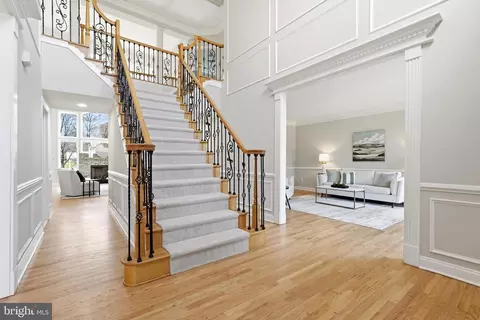 Entry Way - 19925 Interlachen Cir, Ashburn, VA 20147 photo 2 of 13