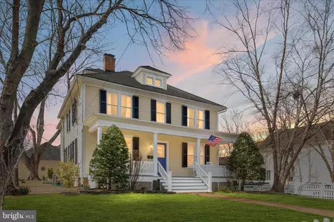 407 S King St, Leesburg, VA 20175