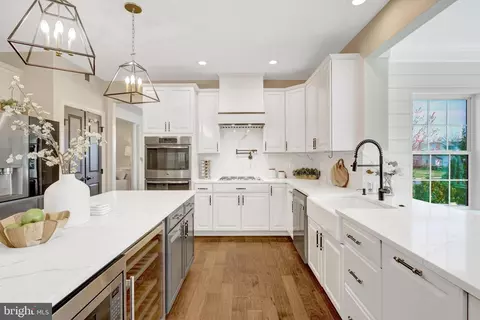 Kitchen - 26760 Crusher Dr, Chantilly, VA 20152 photo 3 of 4