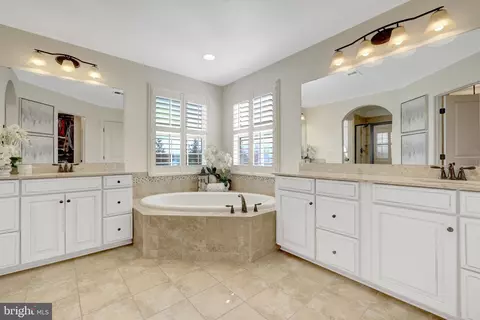 Bath - 26760 Crusher Dr, Chantilly, VA 20152 photo 3 of 8