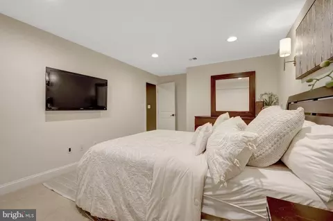Bedroom - 26760 Crusher Dr, Chantilly, VA 20152 photo 4 of 10