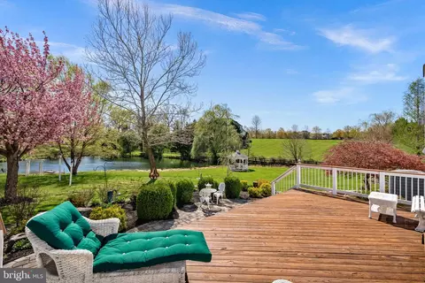 Exterior - 38527 Ditchling Pl, Hamilton, VA 20158 photo 5 of 18