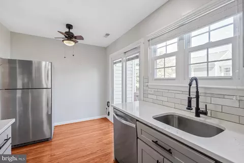 Kitchen - 46724 Summit Ter, Sterling, VA 20164 photo 5 of 7
