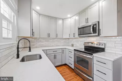 Kitchen - 46724 Summit Ter, Sterling, VA 20164 photo 2 of 7
