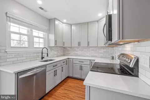 Kitchen - 46724 Summit Ter, Sterling, VA 20164 photo 3 of 7
