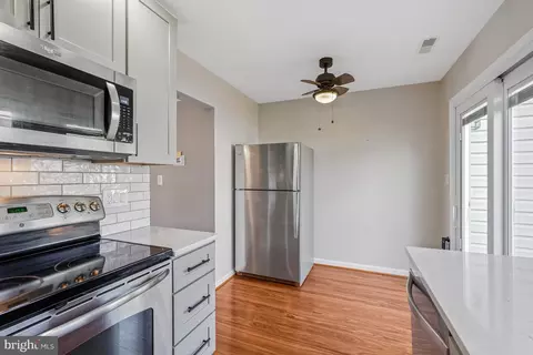 Kitchen - 46724 Summit Ter, Sterling, VA 20164 photo 6 of 7
