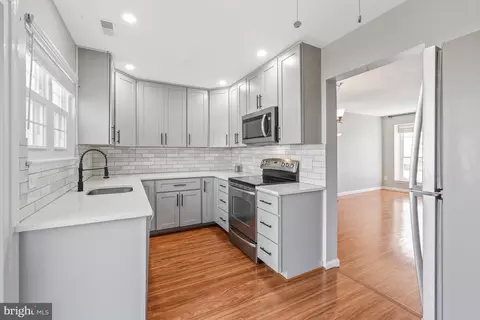 Kitchen - 46724 Summit Ter, Sterling, VA 20164 photo 4 of 7
