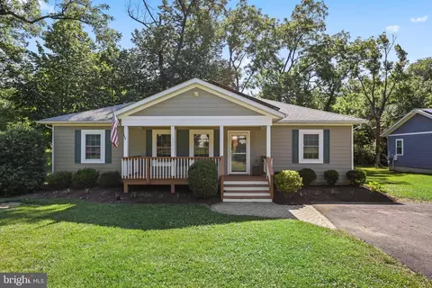 13 S Hughes St, Hamilton, VA 20158