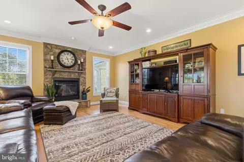 Living - 16527 Hampton Rd, Hamilton, VA 20158 photo 2 of 2