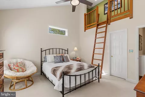 Bedroom - 16527 Hampton Rd, Hamilton, VA 20158 photo 7 of 9