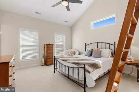 Bedroom - 16527 Hampton Rd, Hamilton, VA 20158 photo 6 of 9