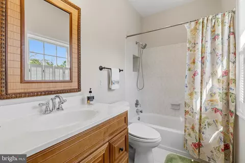 Bath - 16527 Hampton Rd, Hamilton, VA 20158 photo 5 of 6