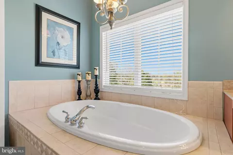 Bath - 16527 Hampton Rd, Hamilton, VA 20158 photo 2 of 6