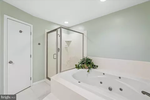 Bath - 17621 Evers Ct, Hamilton, VA 20158 photo 3 of 7
