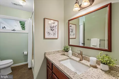 Bath - 17621 Evers Ct, Hamilton, VA 20158 photo 6 of 7