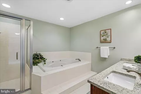 Bath - 17621 Evers Ct, Hamilton, VA 20158 photo 1 of 7