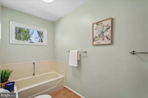 Bath - 17621 Evers Ct, Hamilton, VA 20158 photo 5 of 7