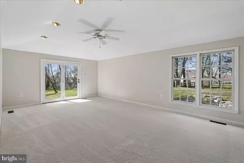 Living - 17621 Evers Ct, Hamilton, VA 20158 photo 10 of 12