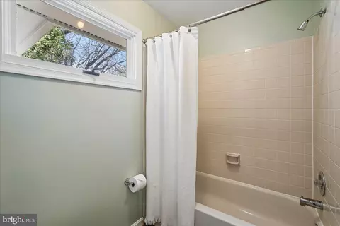 Bath - 17621 Evers Ct, Hamilton, VA 20158 photo 7 of 7