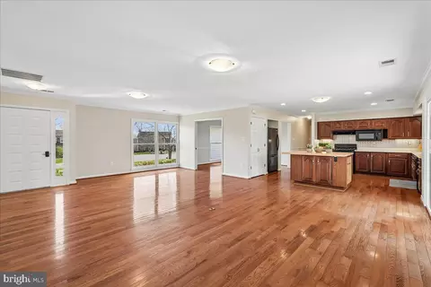 Living - 17621 Evers Ct, Hamilton, VA 20158 photo 5 of 12