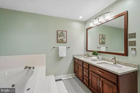 Bath - 17621 Evers Ct, Hamilton, VA 20158 photo 2 of 7