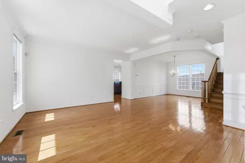 Living - 43358 Fullerton, Ashburn, VA 20147 photo 3 of 10