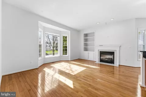 Living - 43358 Fullerton, Ashburn, VA 20147 photo 5 of 10