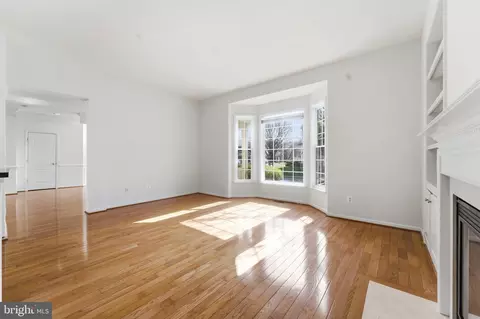 Living - 43358 Fullerton, Ashburn, VA 20147 photo 7 of 10