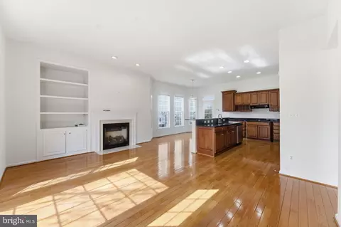 Living - 43358 Fullerton, Ashburn, VA 20147 photo 6 of 10