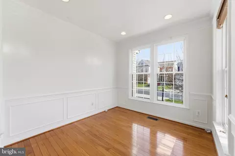 Living - 43358 Fullerton, Ashburn, VA 20147 photo 8 of 10