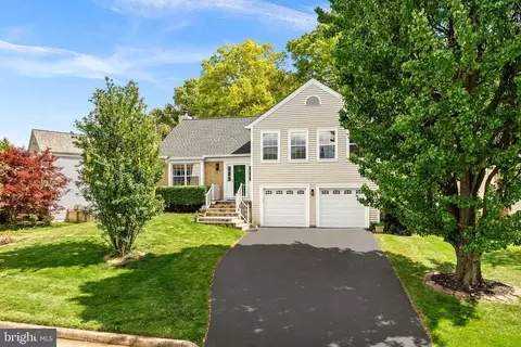 28 Bedford Dr, Sterling, VA 20165