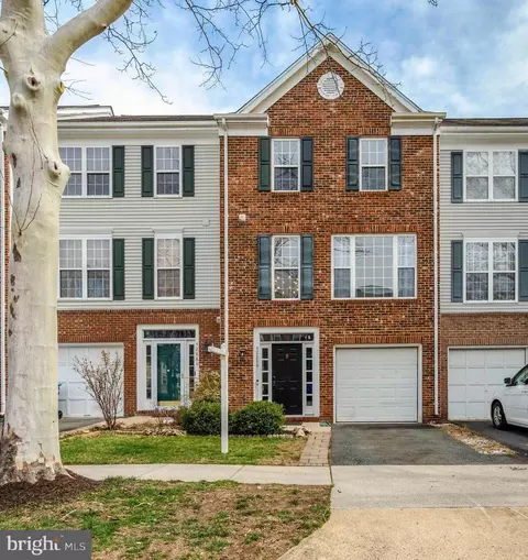 42888 Golf View Dr, Chantilly, VA 20152