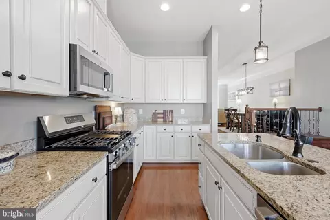 Kitchen - 22631 Hawkbill Sq, Brambleton, VA 20148 photo 4 of 5