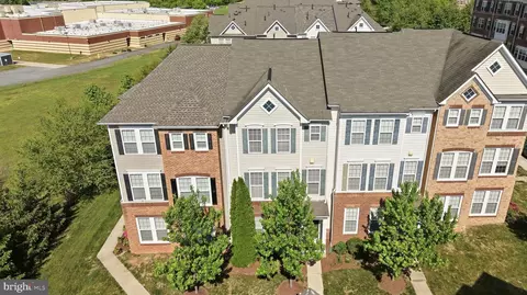 View/Area - 22631 Hawkbill Sq, Brambleton, VA 20148 photo 2 of 11