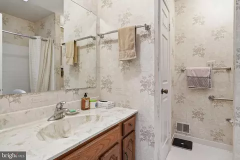 Bath - 7 Wickham Ct, Sterling, VA 20165 photo 3 of 3